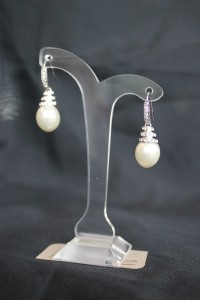 ZE188 Ivory or white pearl earrings