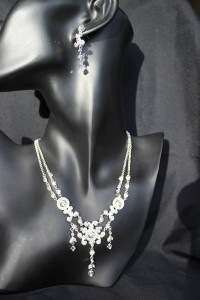 J159 Silver diamonte necklace/earring set